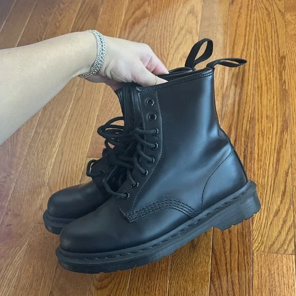 Black Dr Marten boots - Picture 4 of 7